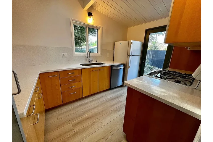 $1500 : Casa recién pintada image 3