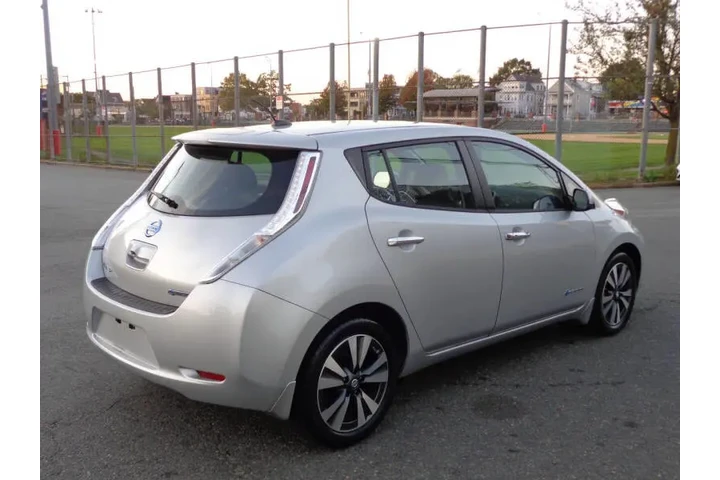 $9950 : 2017 LEAF SL image 4