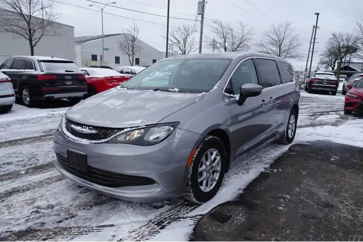 $11995 : 2017 PACIFICA image 7