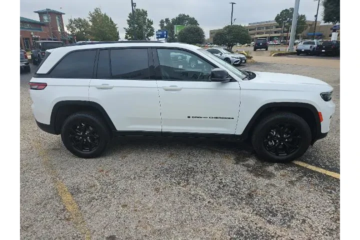 $28400 : Jeep Grand Cherokee 2024 4x4 image 3