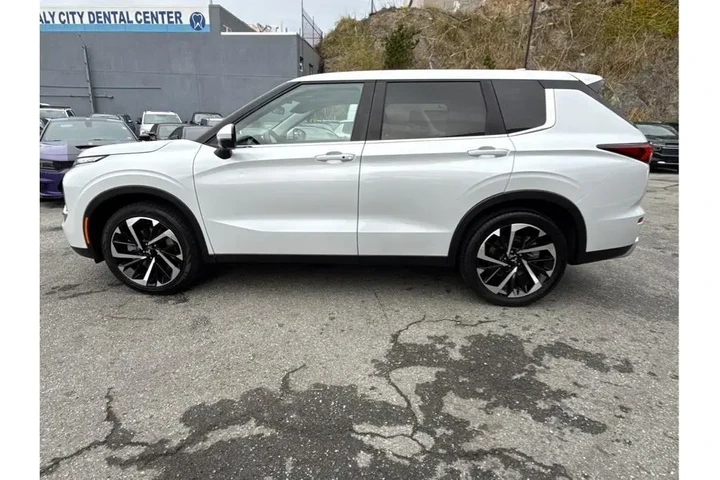 $28830 : Mitsubishi Outlander 2024 SE image 5