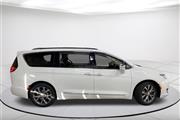 $16817 : Pre-Owned 2018 Pacifica Limit thumbnail