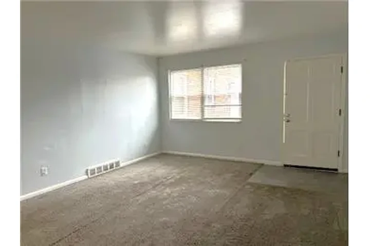 $700 : Rental property with 2 bedro image 2