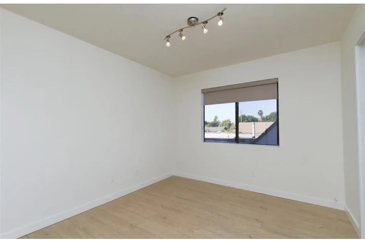 $1550 : 1 Bedroom Apt in Koreatown, LA image 6