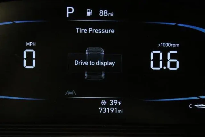 $17989 : Hyundai VENUE 2023 SEL 4dr C image 10