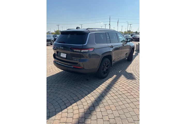 $29798 : 2022 Grand Cherokee L Laredo image 5