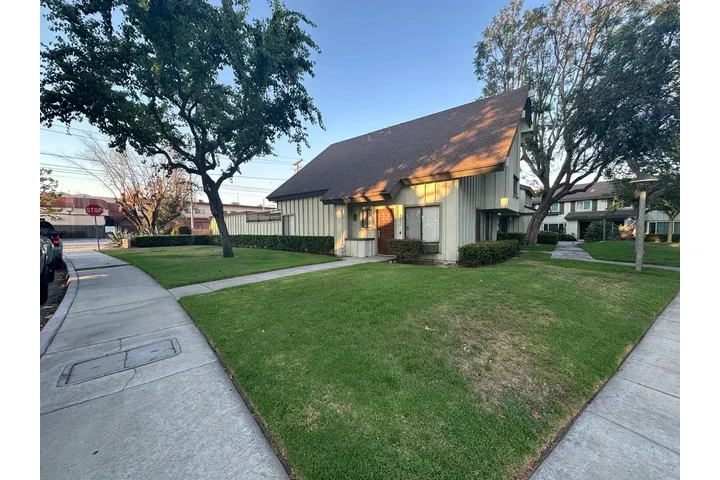 $1700 : South-Gate 2 & 3 Bath image 1