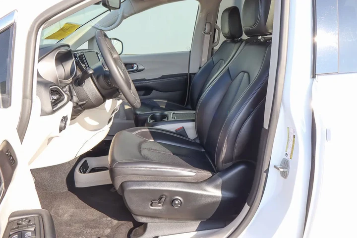 $22188 : 2023 Pacifica Touring L FWD image 7