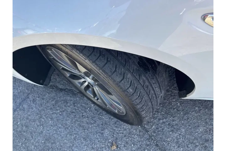 2017 LaCrosse Essence image 8