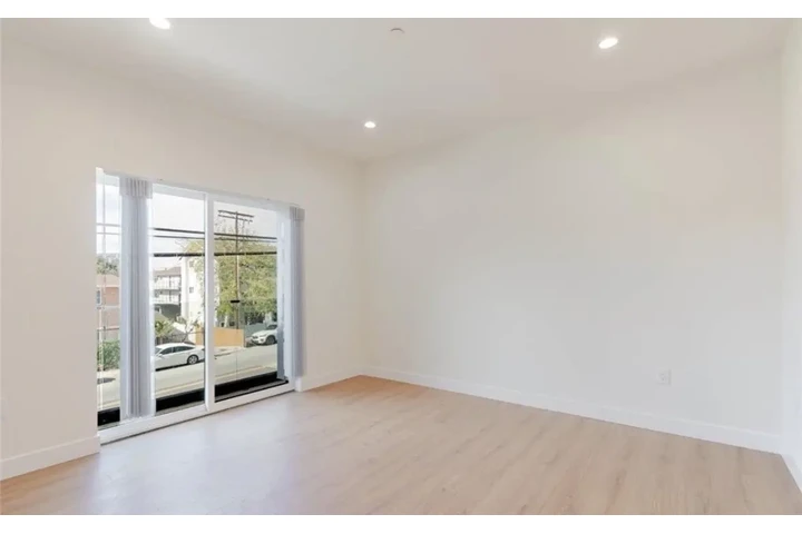 $1980 : Beautiful 2 Bed Apt in LA image 9