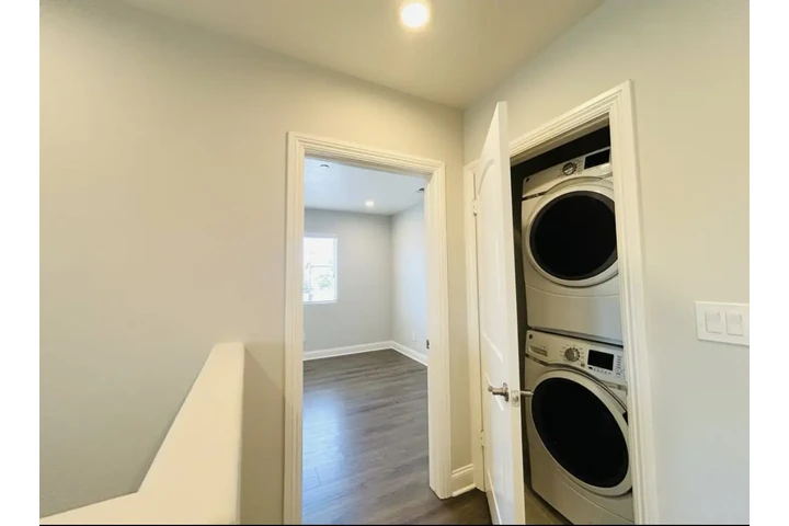 $1955 : 2 Bedroom Apt In Los Angeles image 5