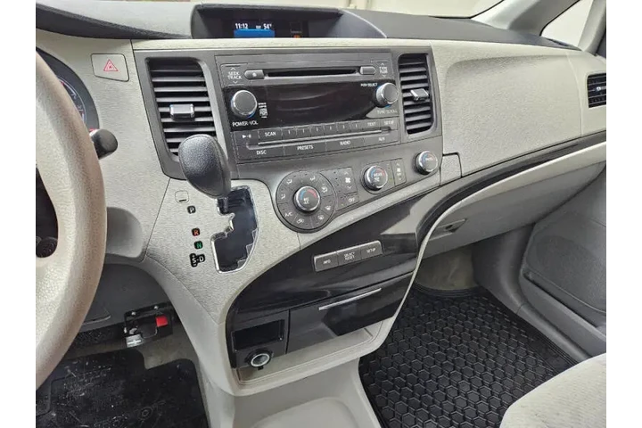 $12999 : 2012 Sienna LE 8-Passenger image 10