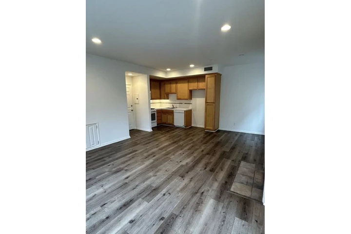 $1535 : 1 Bedroom 1 bath in Los Angele image 3