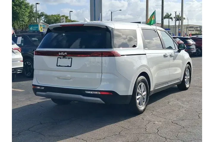 $19590 : Kia Carnival 2023 LX 4dr Min image 4