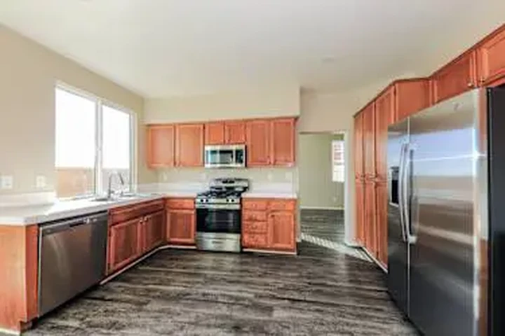 $3090 : Suitable 5 bedroom apartment image 3