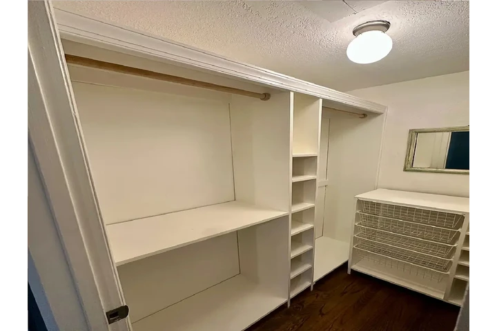 $1000 : spacious Beautiful Garage home image 4