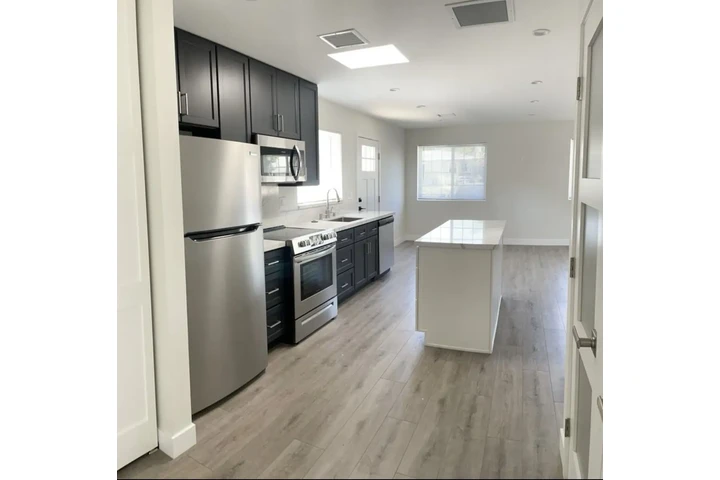 $1000 : STUDIO EN LOS ANGELES 1PARKING image 1