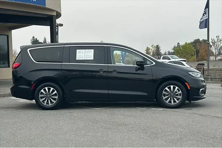 $28490 : Chrysler Pacifica Plug-In Hy image 3