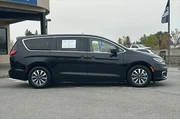 $28490 : Chrysler Pacifica Plug-In Hy thumbnail
