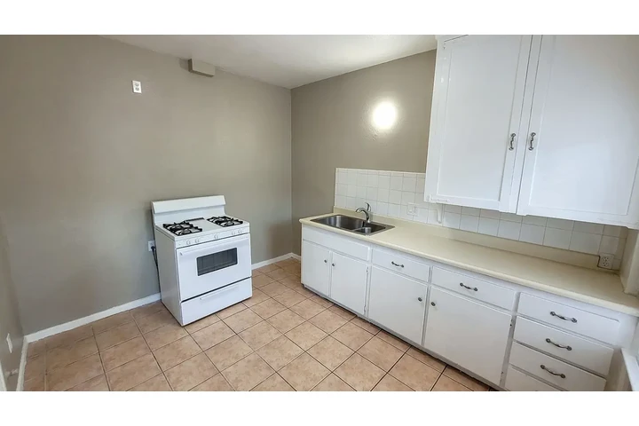 $1100 : Hermosa casa en Prime Whittier image 3