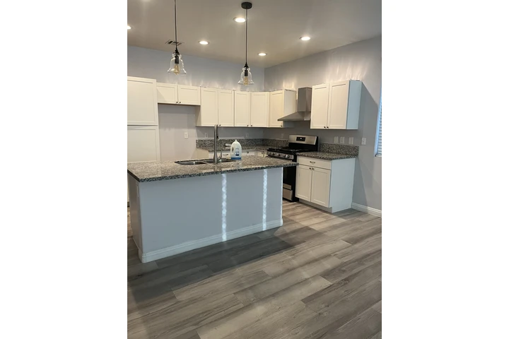 $1900 : se renta casa image 2