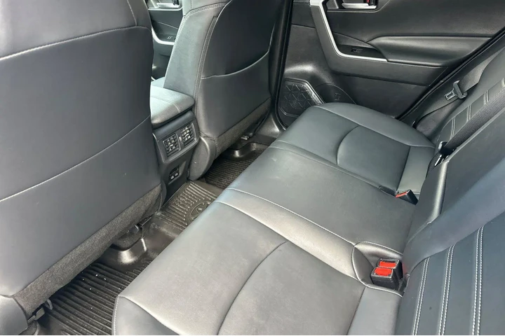 $33500 : Toyota RAV4 2023 AWD XLE Pre image 6
