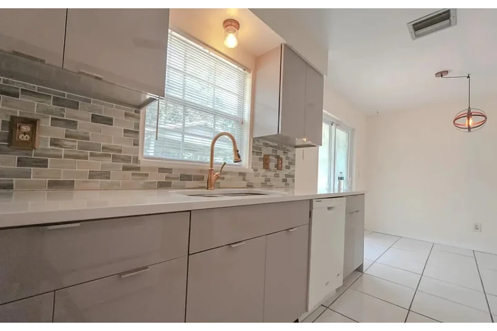 $1000 : cute beautiful 3 bath home image 5