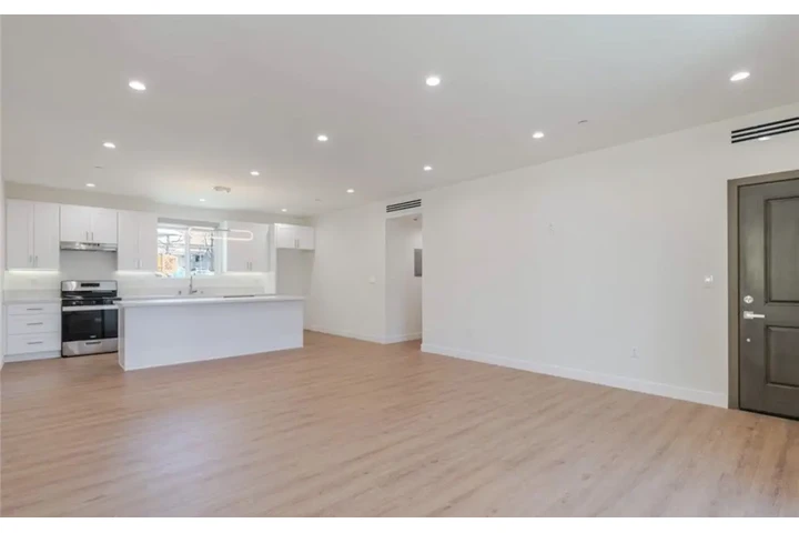 $1980 : Beautiful 2 Bed Apt in LA image 3