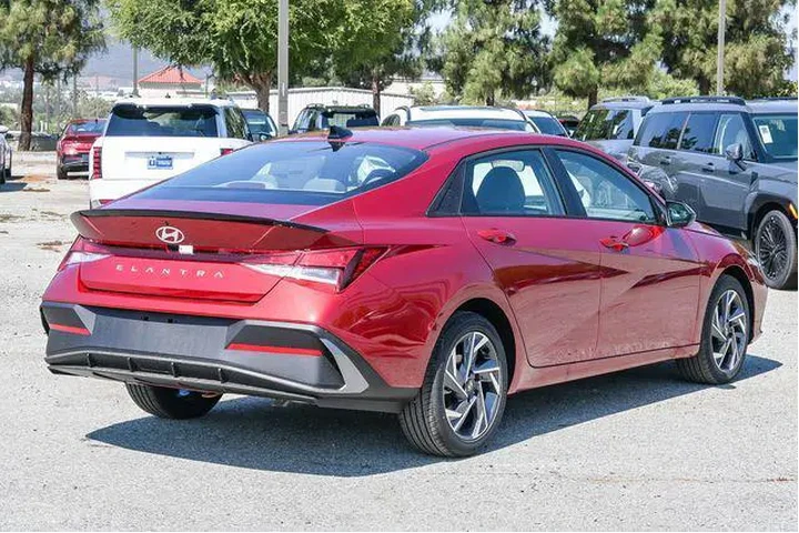$20000 : Hyundai ELANTRA 2025 SEL Spo image 4