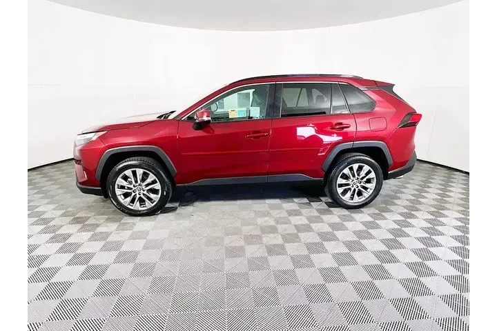 $31500 : Toyota RAV4 2023 XLE Premium image 4