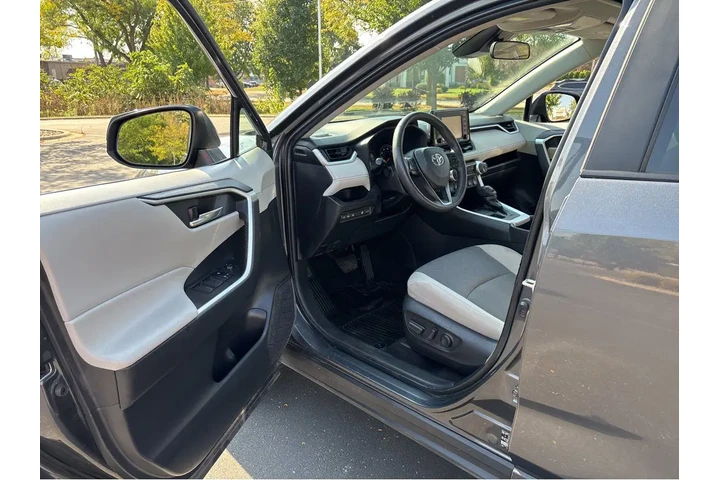 $30000 : Gold Certified2022 RAV4 XLE image 2