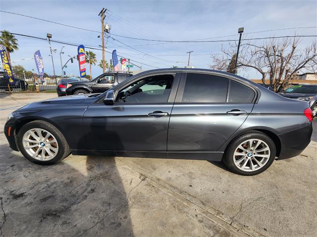 $13995 : 2017 BMW 3-Series 320i Sedan image 4