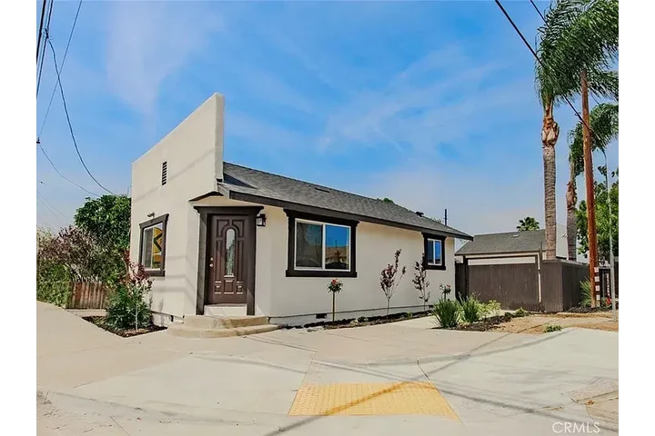 $1200 : This move-in ready home is a f image 2