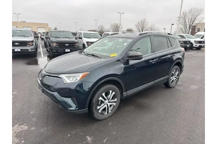 $18000 : Toyota RAV4 2017 AWD LE 4dr image 3