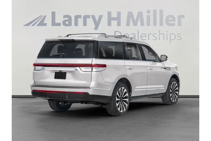 Lincoln Navigator 2023 4x2 R image 2