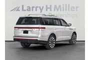 Lincoln Navigator 2023 4x2 R thumbnail