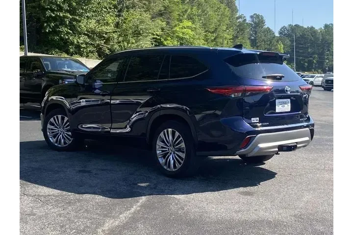 $39931 : Toyota Highlander 2023 LE 4d image 6