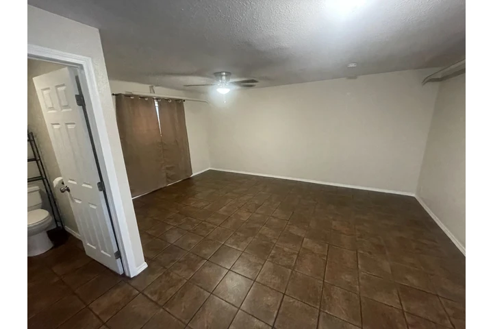 $1300 : Estudio image 3