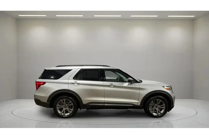 $26495 : Ford Explorer 2021 AWD XLT 4 image 2