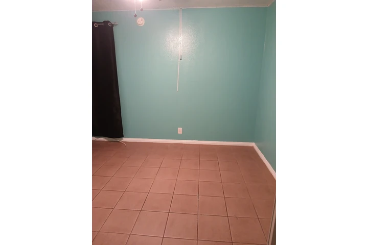 $750 : Recamara de Renta image 2