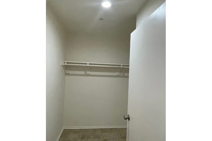 SOUTH GATE  SOLAMENTE (55+) image 5