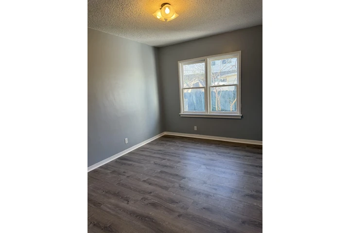 $2295 : Casa Recientemente Remodelada image 4