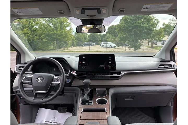 $37990 : Gold Certified2021 Sienna LE image 3