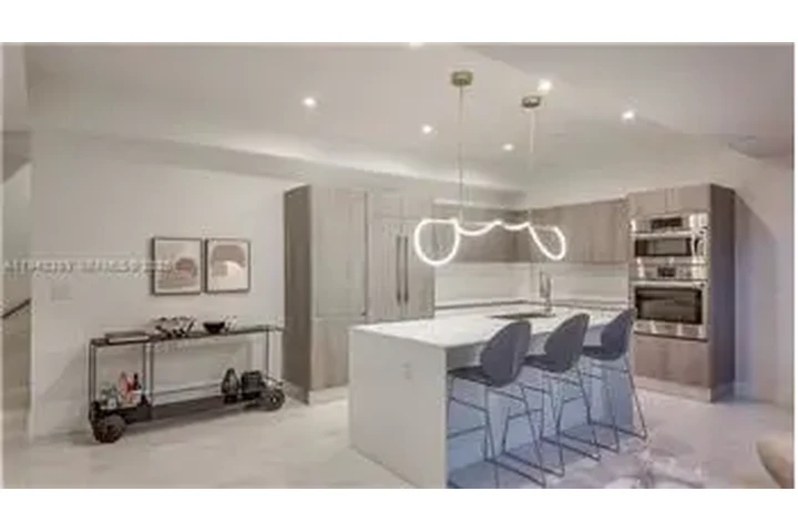 $10500 : Rental property with 3 bedro image 3