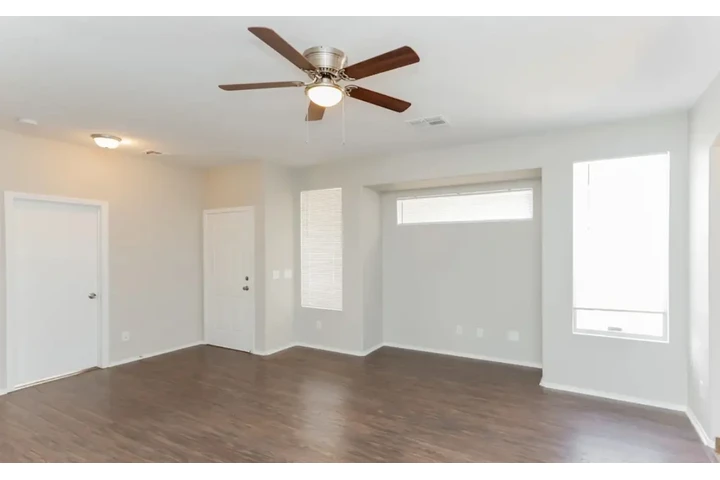 $1700 : SINGLE FAMILY HOME image 7