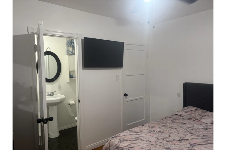 $1000 : Se renta cuarto en South Gate image 4