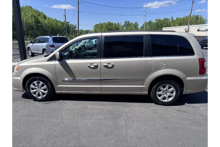 $7995 : 2013 Town & Country image 3
