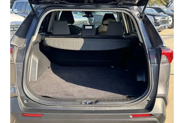 $27974 : Toyota RAV4 2021 AWD XLE 4dr image 9