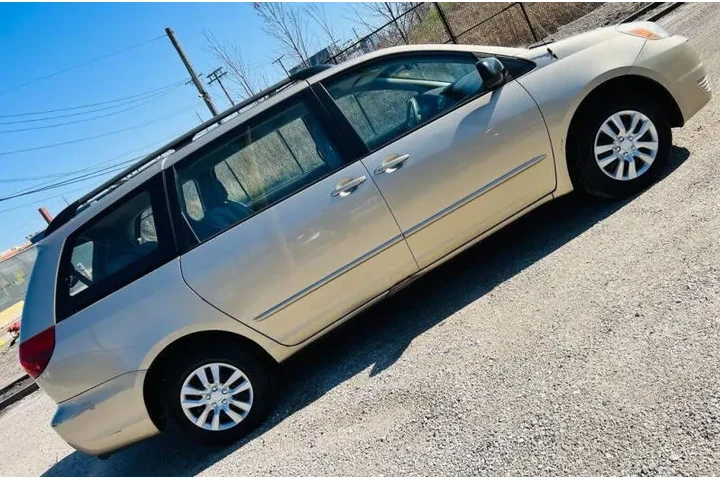 $5799 : 2004 Sienna LE 8 Passenger image 4