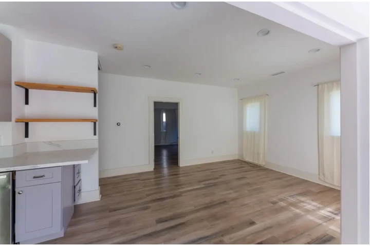 $2400 : modern amenities image 2